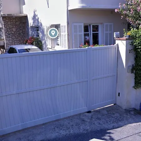 Butterfly - Family With Garden Near Apartment *